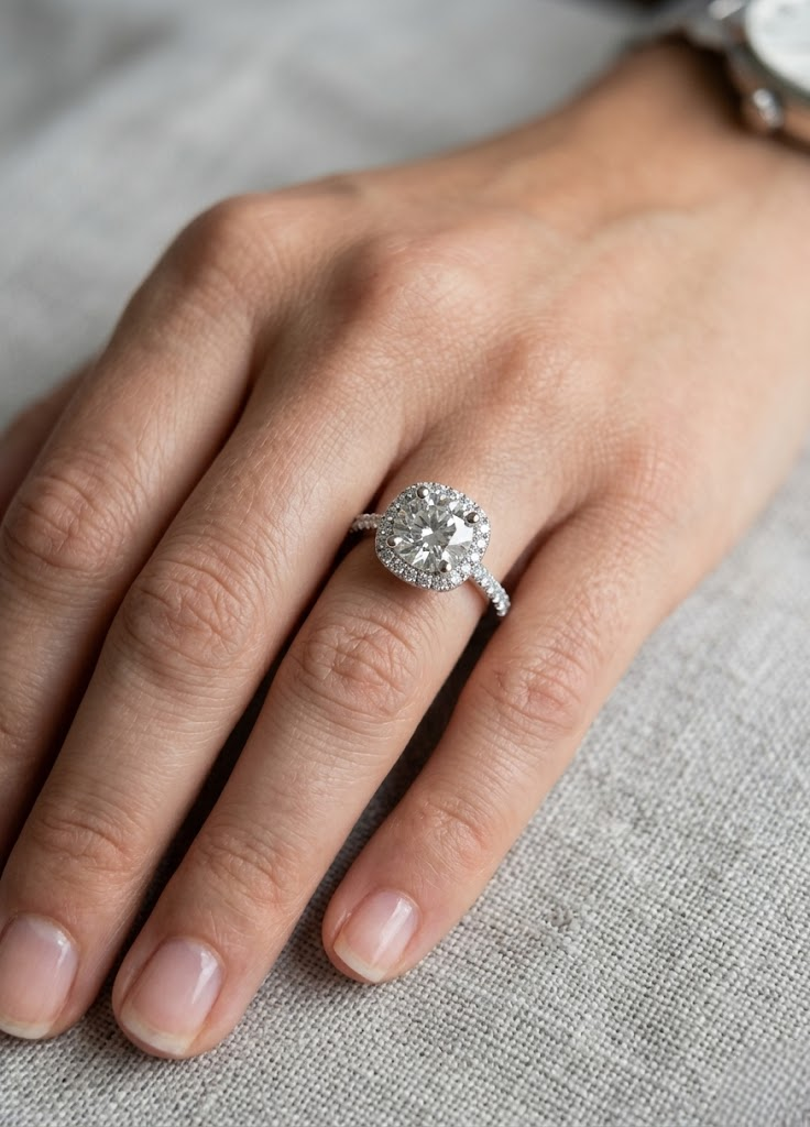 Brilliant Round Moissanite Ring Halo Diamond Pave Band Luxury Engagement Bridal Jewelry